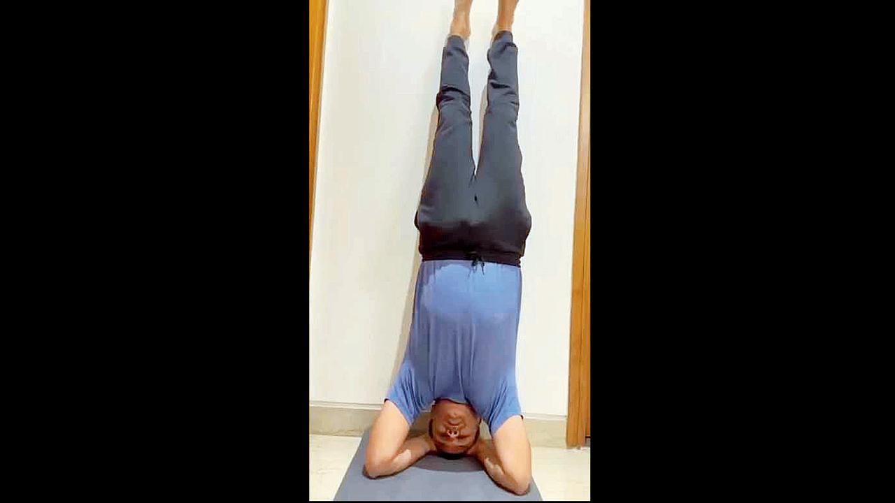 સચિનને સેહવાગની શીર્ષાસન સાથે જન્મદિનની શુભેચ્છા