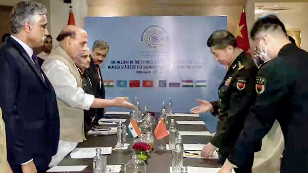 નવી દિલ્હીમાં ગઈ કાલે ચીનના સંરક્ષણપ્રધાન લિ શેંગફુની સાથે સંરક્ષણપ્રધાન રાજનાથ સિંહ.