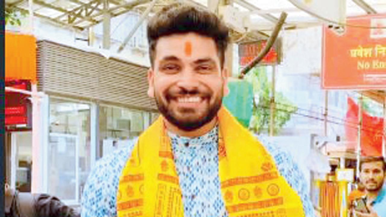 નવી શરૂઆત કરતાં પહેલાં બાપ્પાના આશીર્વાદ લીધા શિવ ઠાકરેએ