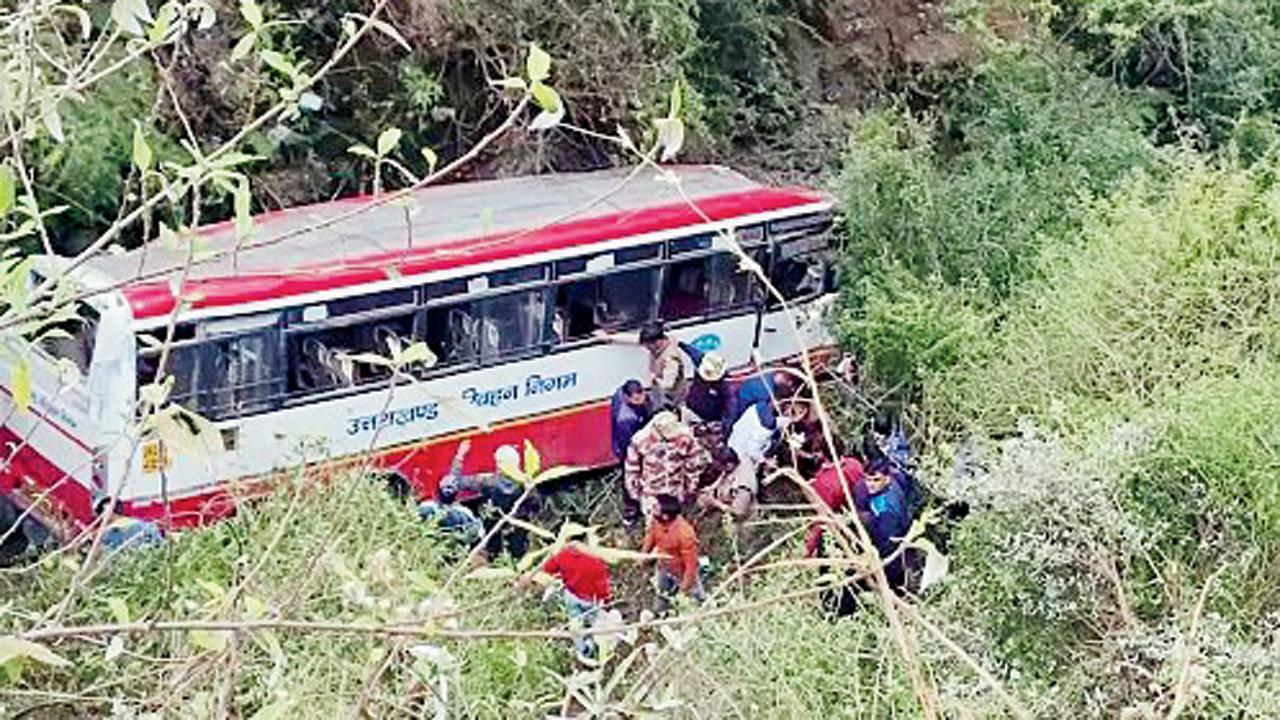મસૂરી-દેહરાદૂન રૂટ પર ગઈ કાલે એક બસ ઊંડી ખીણમાં પડી ગયા બાદ રેસ્ક્યુ કામગીરી કરી રહેલી ટીમ. 