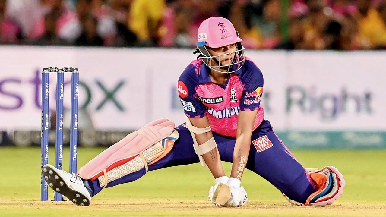 રાજ‌સ્થાનના ઓપનર યશસ્વી જયસ્વાલે જયપુરમાં છગ્ગા-ચોક્કાની રમઝટથી ૭૭ રન ખડકી દીધા. તસવીર એ.એફ.પી.