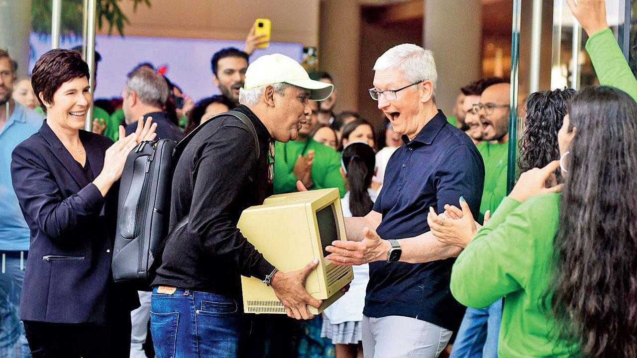 ગઈ કાલે બીકેસીમાં ખૂલેલા ભારતના પહેલવહેલા ઍપલના સ્ટોરના ઓપનિંગ વખતે ગોરેગામથી સાજિદ મોઇનુદ્દીન નામની વ્યક્તિ વર્ષો જૂનું ઍપલનું કમ્પ્યુટર લઈને આવી હતી, એને જોઈને કંપનીના સીઈઓ ટીમ કુકનું રીઍક્શન જોવા જેવું હતું. (તસવીર : શાદાબ ખાન)