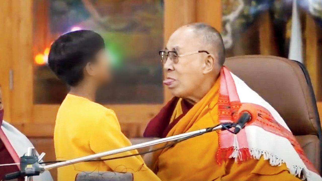 દલાઈ લામાના વિવાદાસ્પદ વિડિયોમાંથી ગ્રૅબ કરેલી ઇમેજ