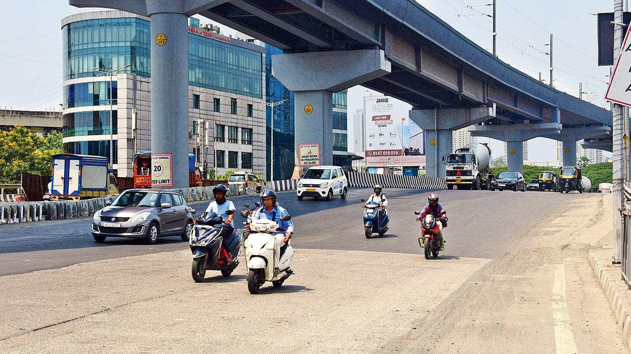 કાંદિવલીમાં સમતાનગર પાસેના આ કિલર રોડનું હવે લેવલિંગ કરાયું છે (તસવીર : નિમેશ દવે)