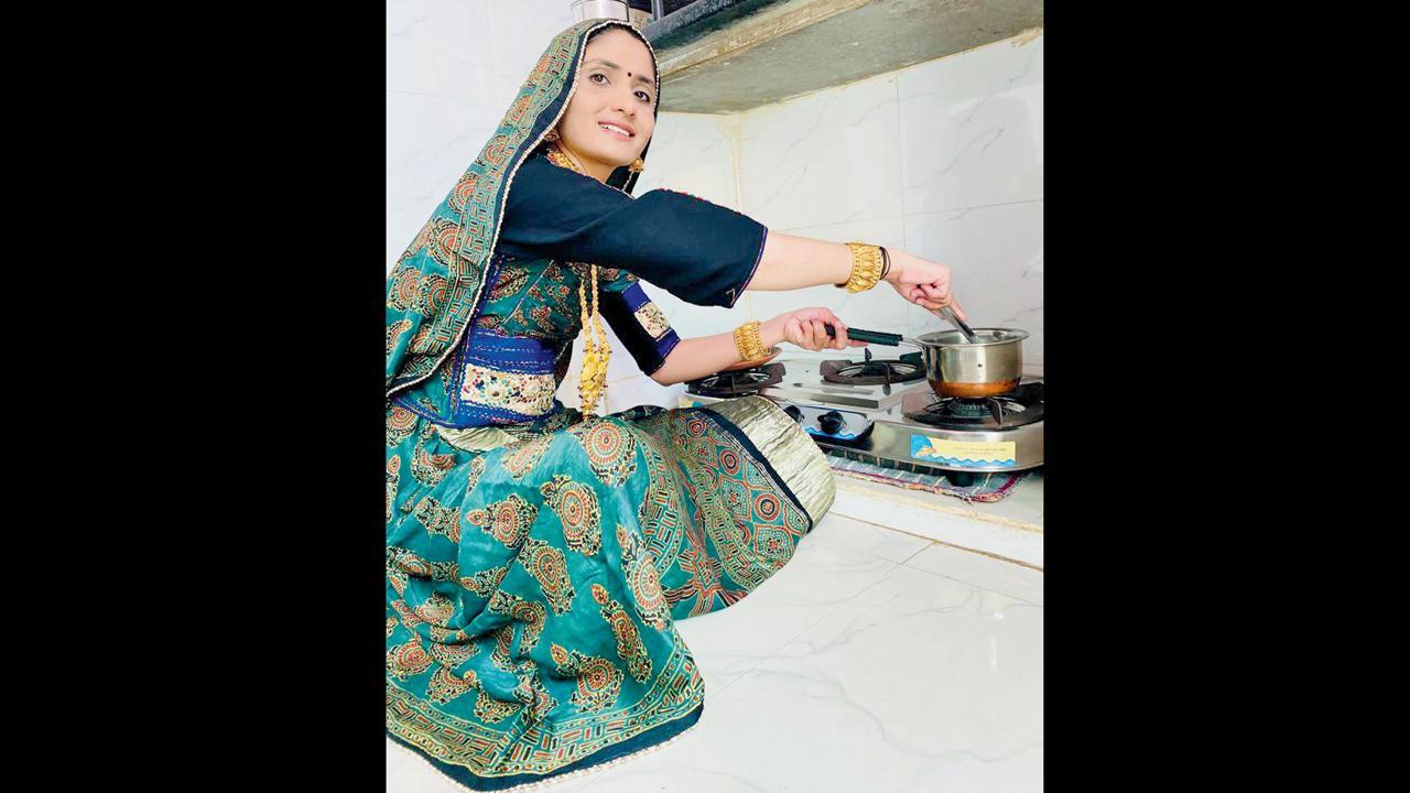 બેઠાં રસોડામાં કામ કરી રહેલાં લોકગાયિકા ગીતા રબારી.