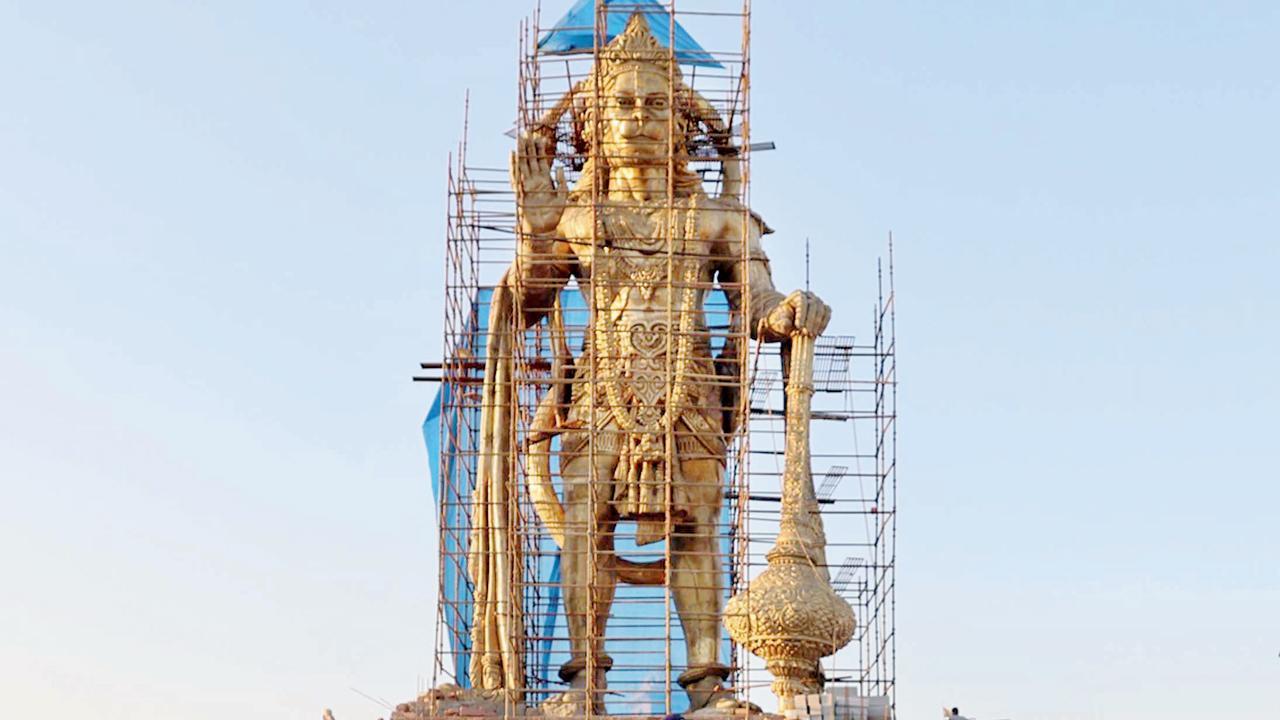 સાળંગપુરમાં બનેલી હનુમાનજીની ૫૪ ફુટ ઊંચી વિશાળ મૂર્તિ.