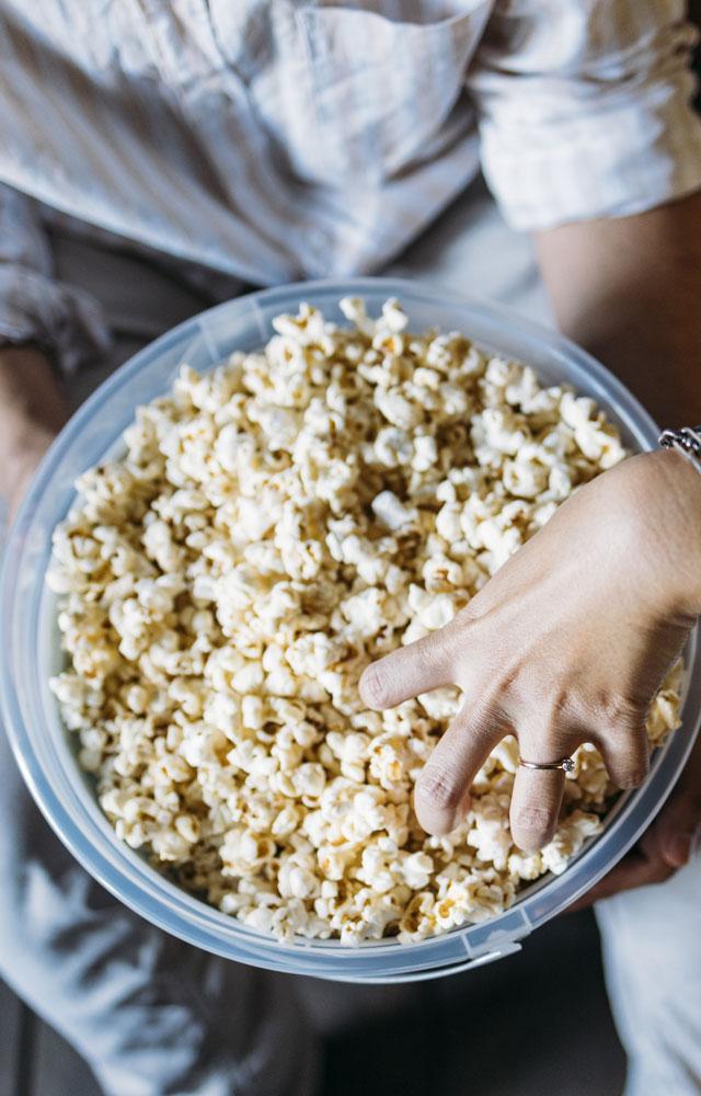 પોપકોર્નમાં રહેલું ફાઇબર ભૂખ ઘટાડવામાં મદદ કરે છે. એટલે લોકો ડાયટ કરતા હોય ત્યારે પોપકોર્ન ખાવાનું પસંદ કરે છે. તેમાં વિટામિન બી, બી૩, બી૬ હોય જેનાથી તાકાત મળે.