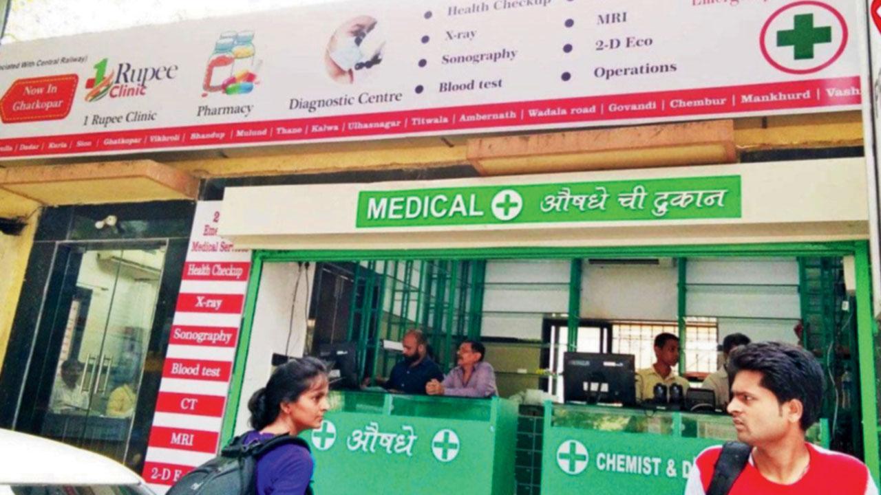 ‘વન રૂપી ક્લિનિક’ રાતે બંધ રહેતાં એની સામે દંડ વસૂવામાં આવ્યો છે