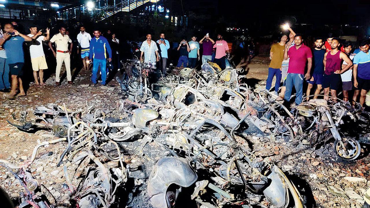 નાયગાવમાં સ્ટેશનની બહાર પાર્ક કરેલી બાઇકો સળગીને ખાખ થઈ ગઈ હતી