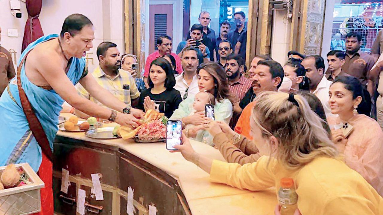 પ્રભુના શરણે : પ્રિયંકા ચોપડા જોનસ ગઈ કાલે સિદ્ધિવિનાયકનાં દર્શને ગઈ હતી. દીકરી માલતી મૅરી પહેલી વાર ઇન્ડિયા આવતાં તે તેને પણ પ્રભુના શરણે લઈ ગઈ હતી.