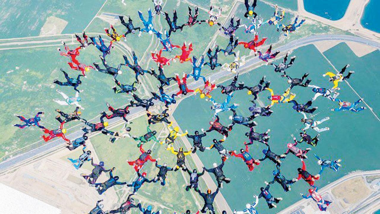 ૧૦૧ સ્કાયડાઇવર્સે વર્લ્ડ રેકૉર્ડ તોડ્યો