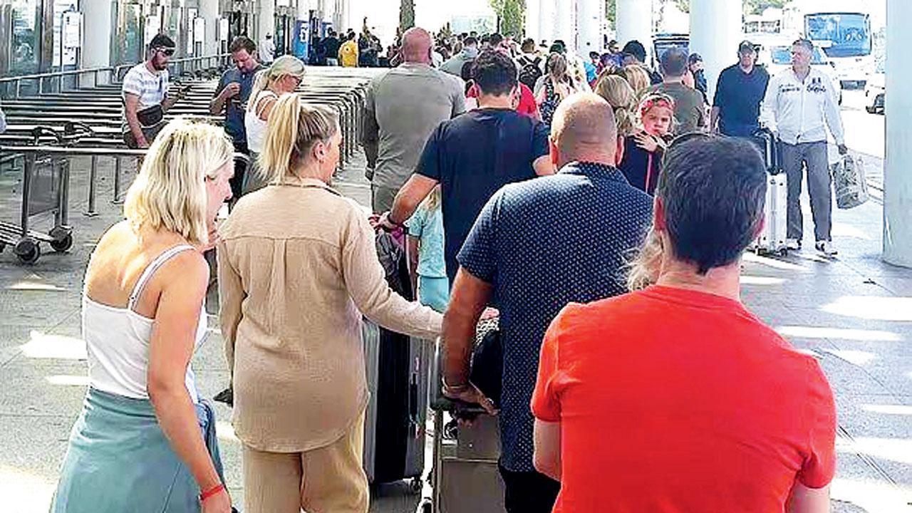 બ્રિટનના ઍરપોર્ટ પર પ્રવાસીઓની મોટી લાઇનો