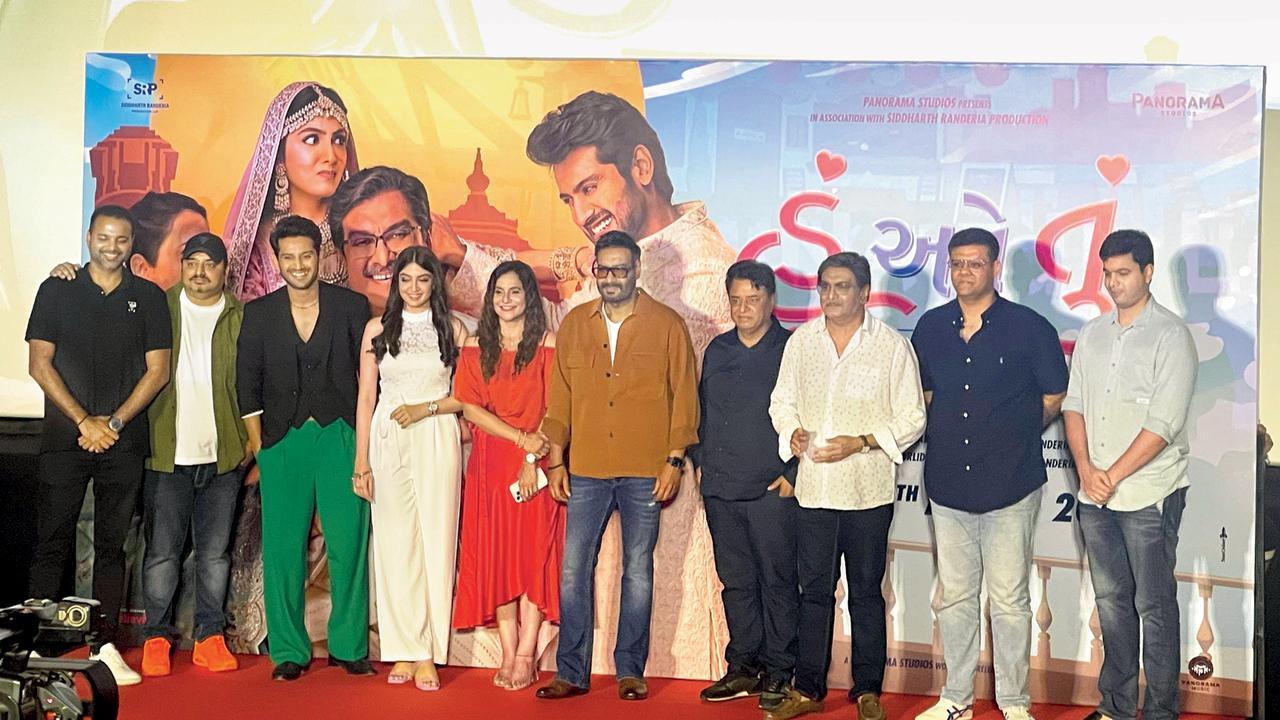 સિદ્ધાર્થ રાંદેરિયા, કુમાર મંગત પાઠક અને મુરલી દ્વારા પ્રોડ્યુસ કરવામાં આવેલી ‘હું અને તું’નું ટ્રેલર અજય દેવગન દ્વારા લૉન્ચ કરવામાં આવ્યું હતું. આ ઇવેન્ટમાં ફિલ્મની કાસ્ટ સાથે ડિરેક્ટર મનન સાગરે પણ હાજરી આપી હતી. તસવીર: હર્ષ દેસાઈ