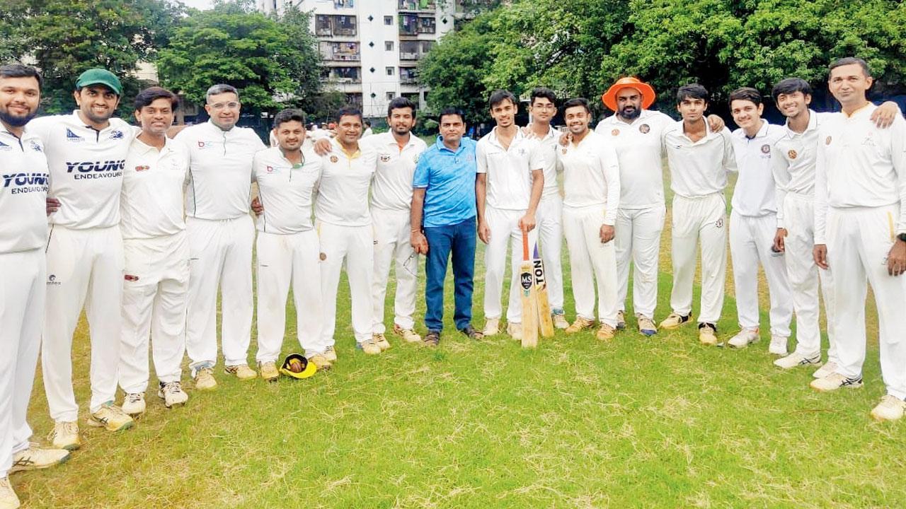 ગઈ કાલે માટુંગામાં કાંગા લીગની મૅચમાં સરસાઈના આધારે વિજેતા જાહેર થયેલી વિલે પાર્લે સ્પોર્ટ‍્સ ક્લબની ટીમ. કુંજ વોરા (જમણેથી છઠ્ઠો) અને મિહિર પાસડ (જમણેથી આઠમો) વચ્ચે પાંચમી વિકેટ માટે ૬૪ રનની મૅચ-વિનિંગ પાર્ટનરશિપ થઈ હતી.