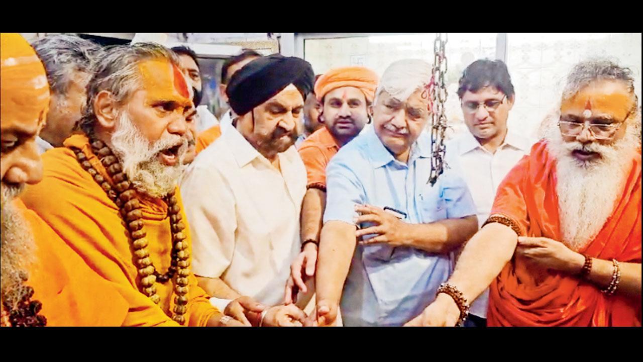 નલ્હારમાં આવેલા મંદિરમાં જળાભિષેક કરતા આગેવાનો (તસવીર : પી.ટી.આઇ.)