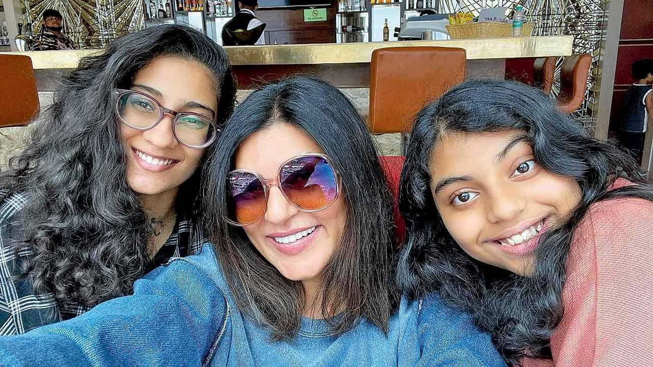 સુસ્મિતા સેન અને અડૉપ્ટેડ દીકરીઓ