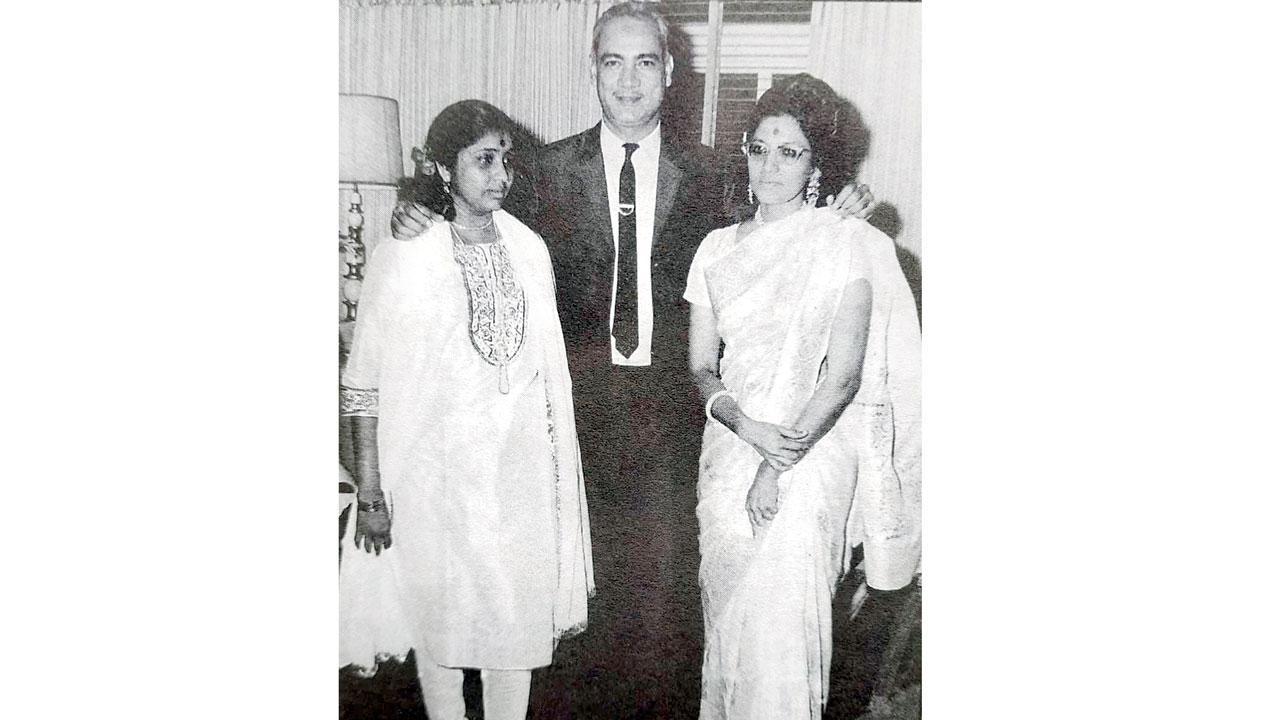 ઓ. પી. નૈયર સાથે આશા ભોસલે અને કમલ બારોટ. 