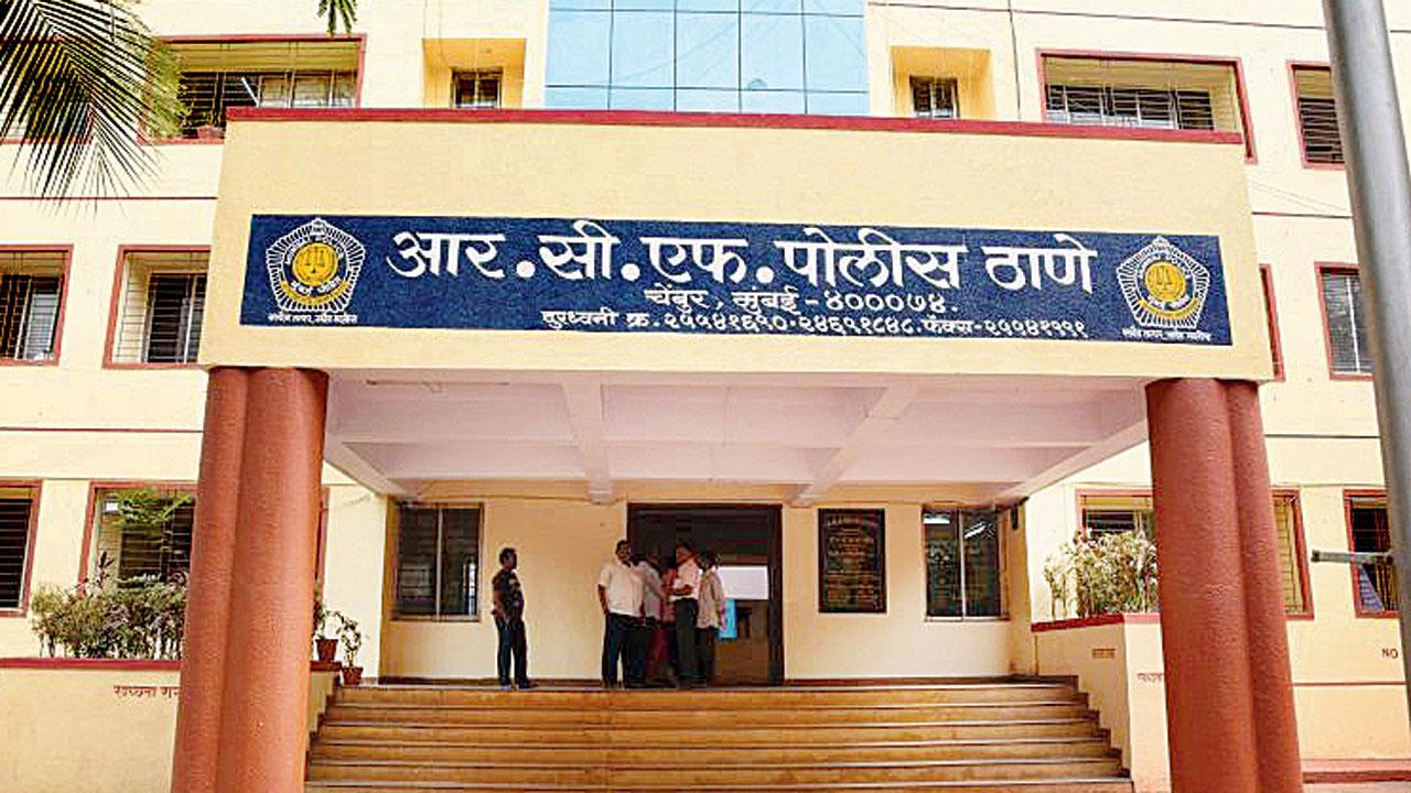  તેણે (ફરિયાદી) બીજા પોલીસ સ્ટેશનમાં પોતાની સાથે થયેલી ઘટનાની જાણ કરતાં આરસીએફ પોલીસે અધિકારી સહિત અન્ય ત્રણ લોકો સામે ફરિયાદ નોંધી હતી.