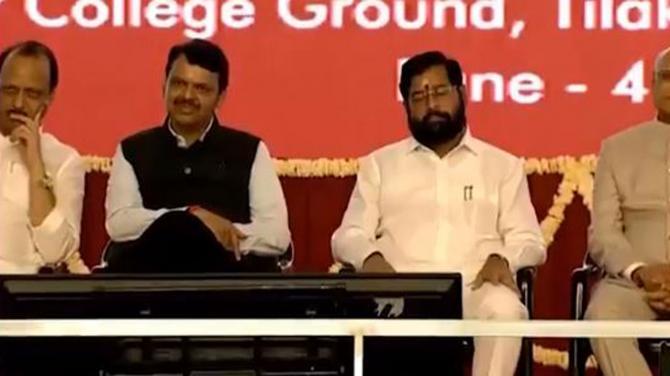 સ્ટેજ પર ઊંઘ પૂરી કરતા જોવા મળ્યા મહારાષ્ટ્રના મુખ્યમંત્રી એકનાથ શિંદે