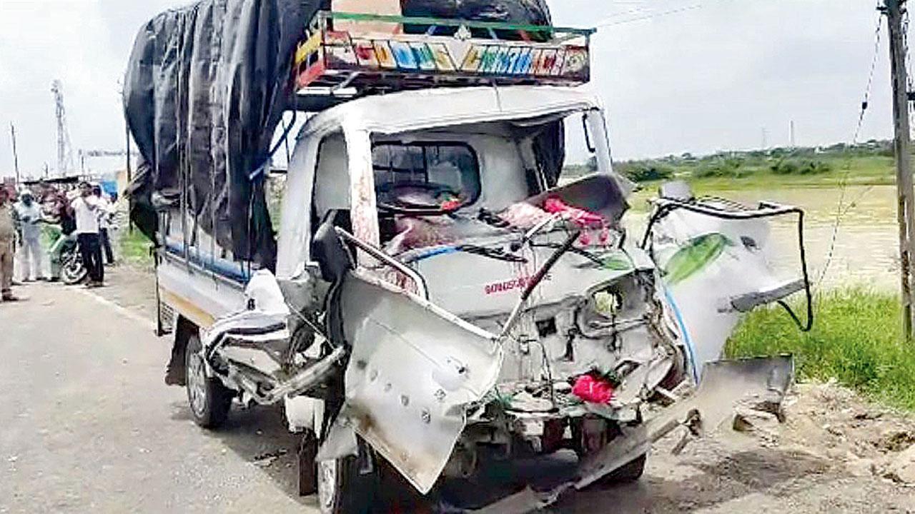 બાવળા–બગોદરા હાઇવે પર થયેલા અકસ્માતમાં ટ્રકને પાછળથી અથડાયેલો ટેમ્પો.  જનક પટેલ.