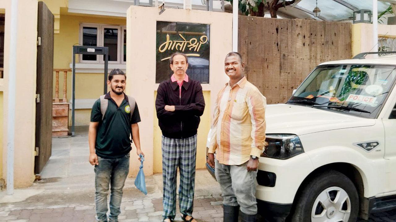 માતોશ્રી બંગલા પરિસરમાં દેખાયેલા નાગને જોવા ઉદ્ધવ ઠાકરે ઘરની બહાર આવ્યા હતા