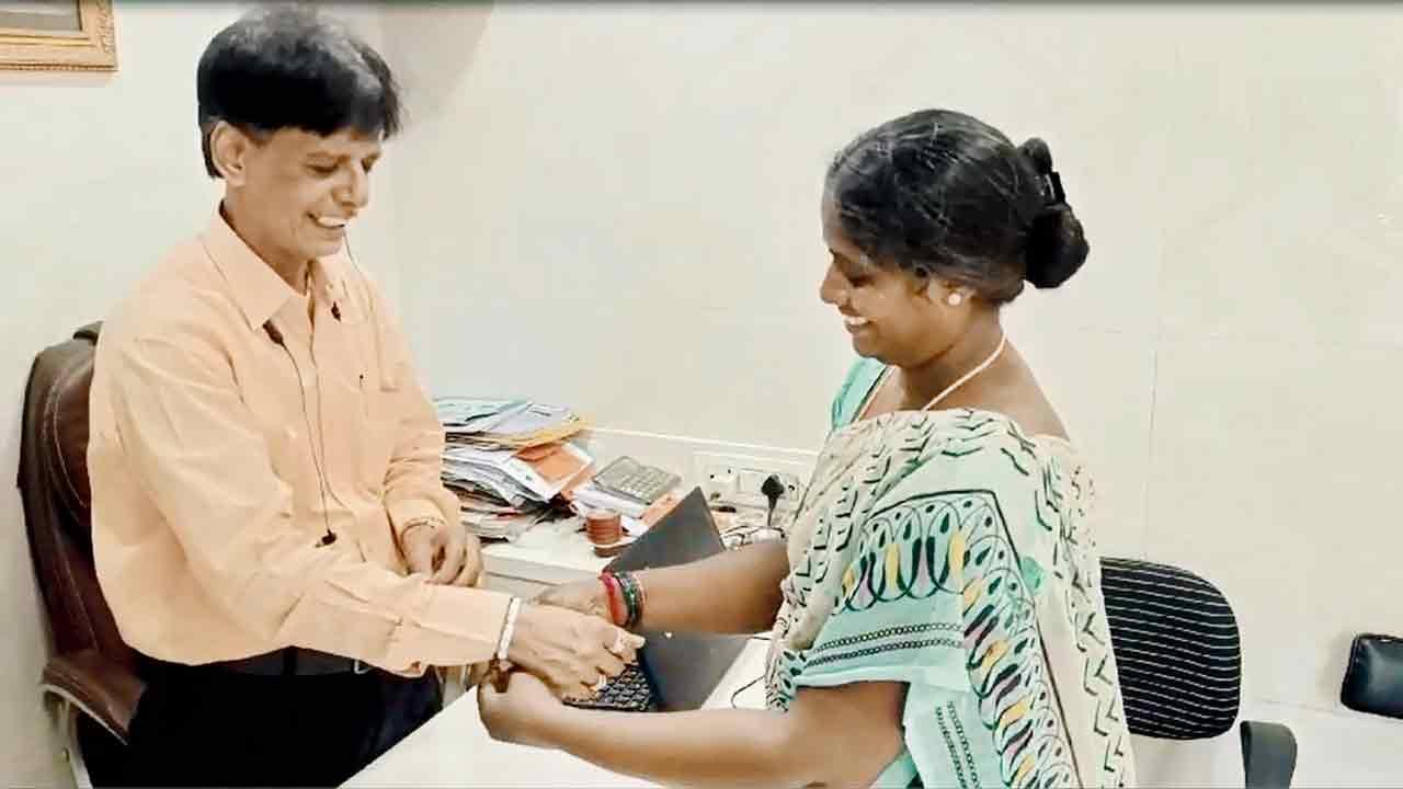 સંદીપ શાહને રાખડી બાંધી રહેલી તામિલ આનંદી મણિશંકર