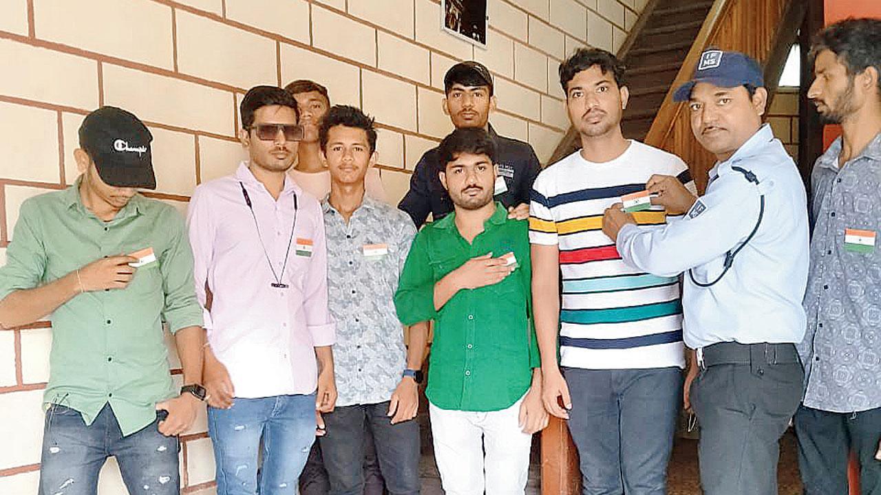 જૂનાગઢમાં ઍન્ટિક કૉઇન મ્યુઝિયમ અને સરદાર ગેટ ગૅલરીમાં આવતા મુલાકાતીઓને આપવામાં આવી રહેલા તિરંગા.