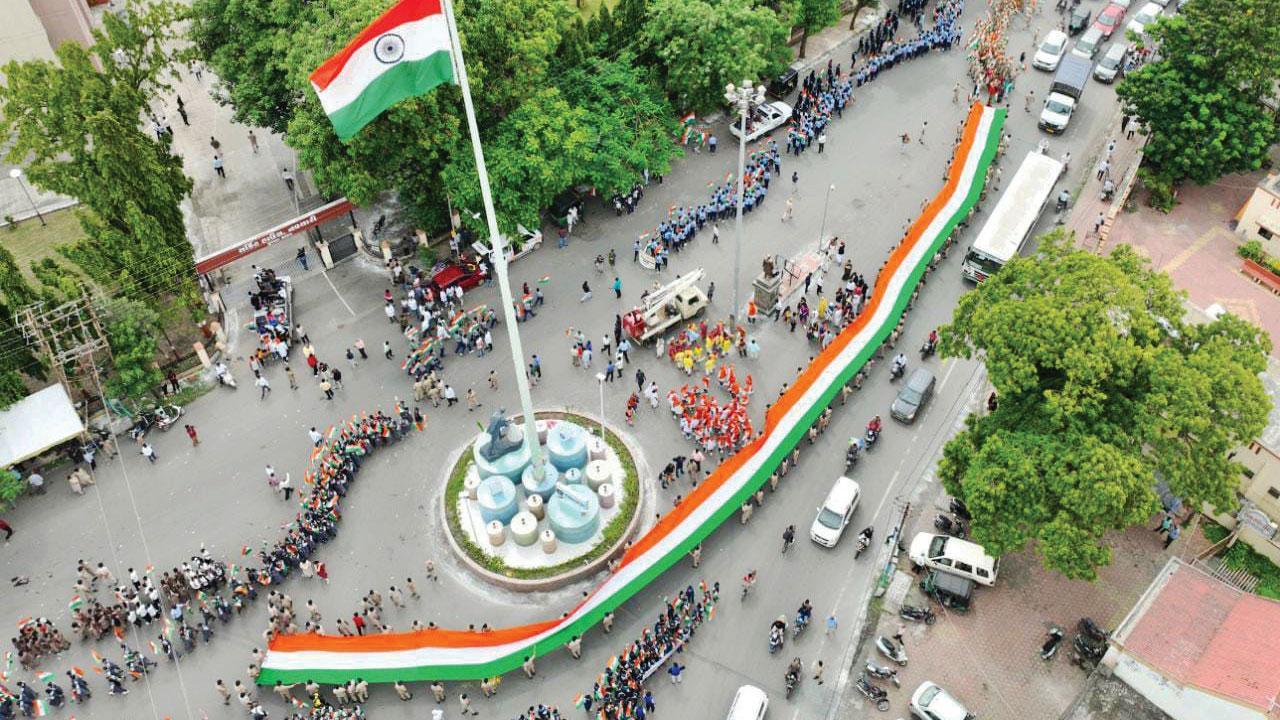 નવસારીમાં ૭૫ મીટર લાંબા તિરંગા સાથે પરેડ અને તિરંગા યાત્રા યોજાઈ હતી