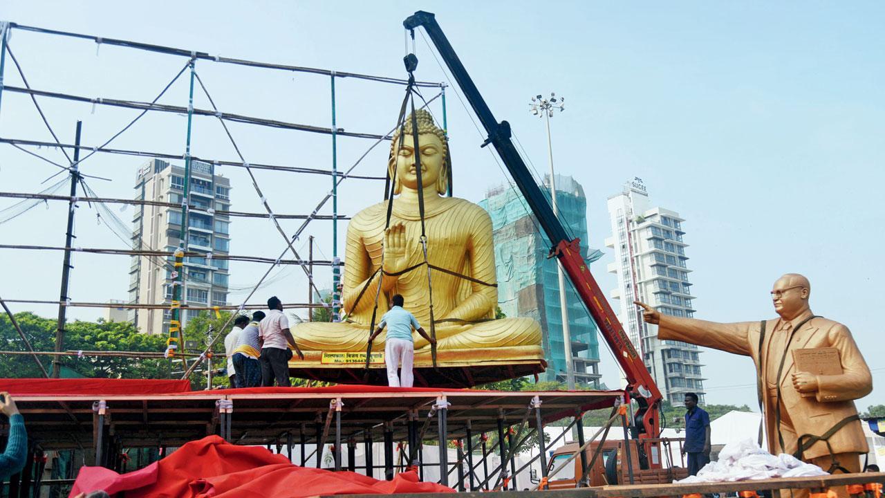 ગઈ કાલે દાદરમાં મહાપરિનિર્વાણ દિવસની તડામાર તૈયારી ચાલી રહી હતી.  પ્રદીપ ધિવાર