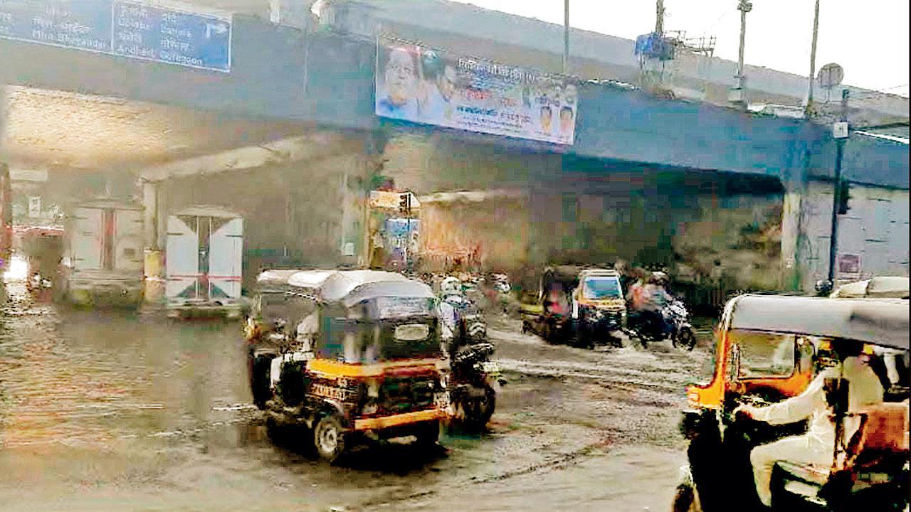 દહિસરમાં પાણીની પાઇપલાઇનને નુકસાન થતાં રસ્તા પર પાણી વેડફાયેલું જોવા મળ્યું હતું. 