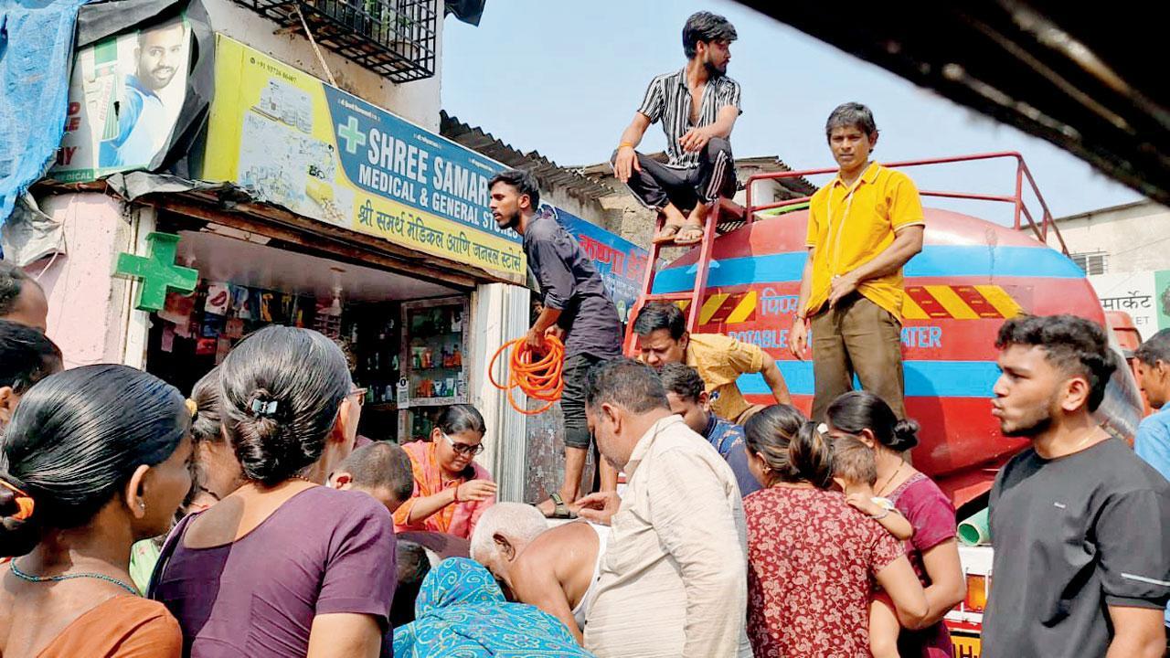 અંધેરી-ઈસ્ટના નાગરદાસ રોડ પર ટૅન્કરનું પાણી ભરવા ભેગા થયેલા સ્થાનિકો.  ઉદય દેવરૂખકર