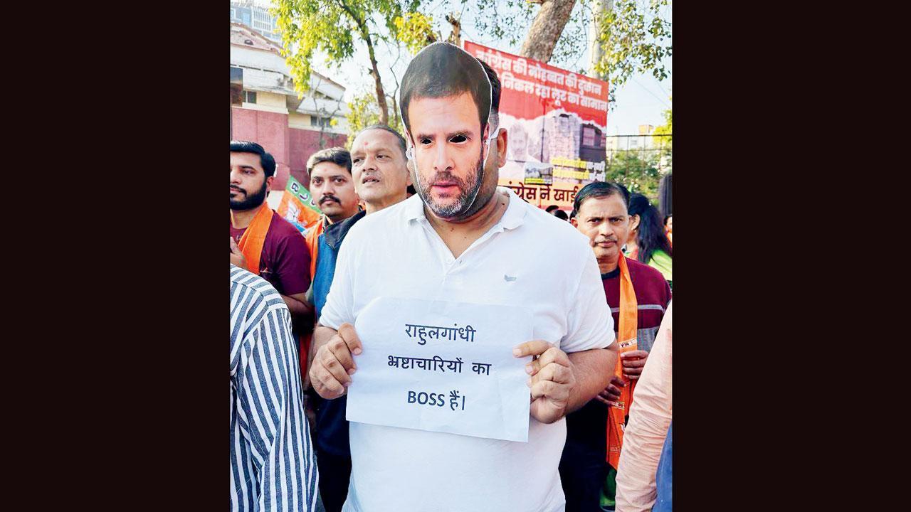 બીજેપીએ અમદાવાદ, સુરત સહિત ગુજરાતમાં ઠેર-ઠેર દેખાવ યોજ્યા