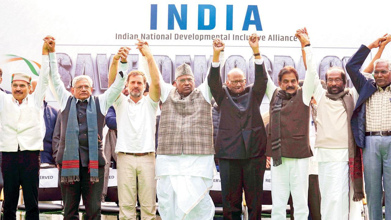 નવી દિલ્હીમાં ગઈ કાલે જંતરમંતર ખાતે ઇન્ડિયા ગઠબંધનના વિરોધ-પ્રદર્શન દરમ્યાન કૉન્ગ્રેસના અધ્યક્ષ મલ્લિકાર્જુન ખડગે, પાર્ટીના લીડર્સ રાહુલ ગાંધી અને અધીર રંજન ચૌધરી, સીપીઆઇ (એમ)ના મહાસચિવ સીતારામ યેચુરી, એનસીપીના અધ્યક્ષ શરદ પવાર, ડીએમકેના લીડર તિરુચી શિવા, સીપીઆઇના મહાસચિવ ડી. રાજા અને અન્ય લીડર્સ. (તસવીર : પી.ટી.આઇ.)