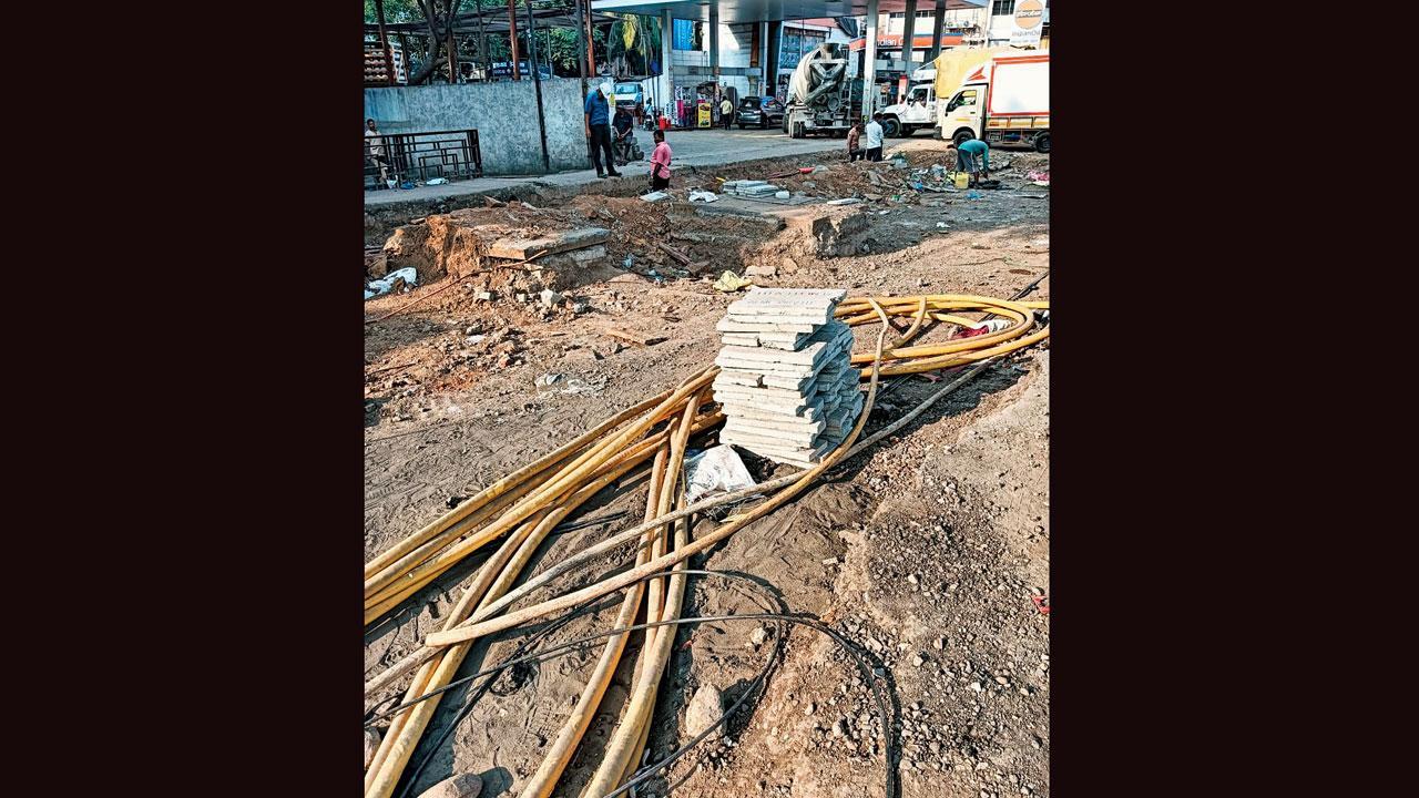 કાશીમીરા ફ્લાયઓવર પાસેથી ભાઈંદર તરફ જતા સર્વિસ રોડના અમુક ભાગમાં ખાડા ખોદીને જમીનમાંથી પસાર થતી પાણીની પાઇપલાઇન, ઇલેક્ટ્રિક વાયરો, ઇન્ટરનેટના કેબલો જેવી એજન્સી દ્વારા તેમની લાઇનોને એકસરખી અને સમાંતર/સ્થળાંતર કરવાનું ચાલી રહેલું કામ.