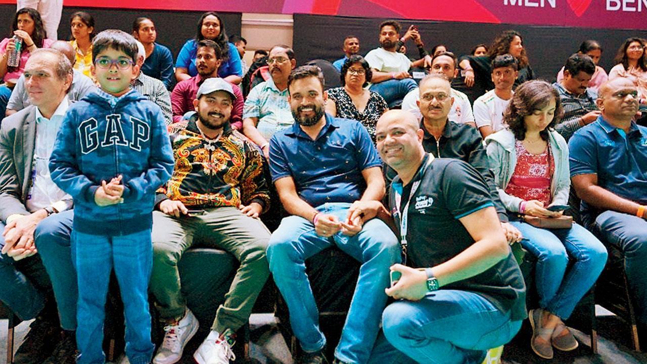 ગઈ કાલે બૅન્ગલોરમાં વૉલીબૉલની વિશ્વસ્પર્ધામાં અમદાવાદ ડિફેન્ડર્સ ટીમની રોમાંચક રમત માણી રહેલો ભારતીય ક્રિકેટર પૃથ્વી શૉ. 