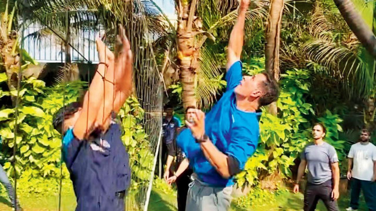 અક્ષય કુમાર અને ટાઇગર શ્રોફ વોલીબોલ રમતા 