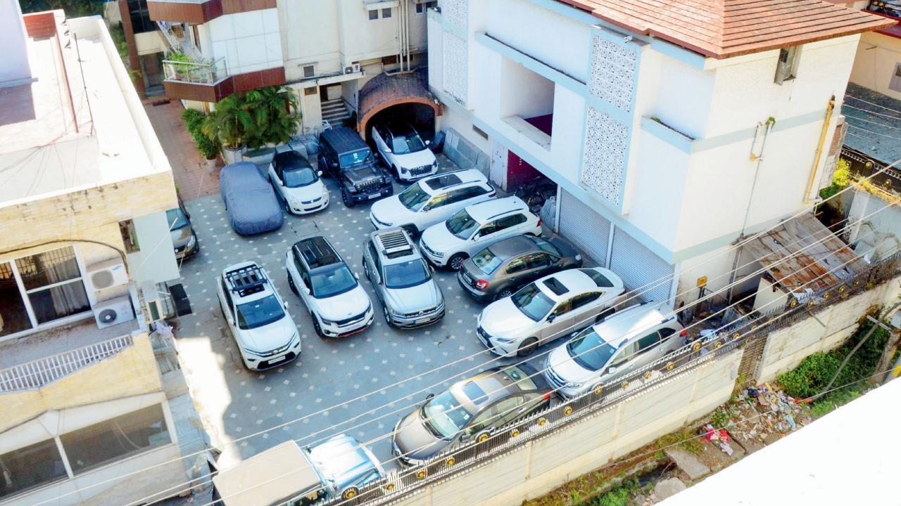 રાંચીમાં ગઈ કાલે ઝારખંડના કૉન્ગ્રેસના એમપી ધીરજ સાહુના ઘરે પાર્ક કરવામાં આવેલી અનેક એસયુવી. તસવીર : પી.ટી.આઇ.