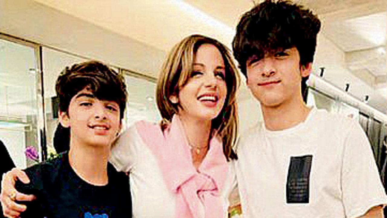 સુઝૅન દીકરાઓ સાથે