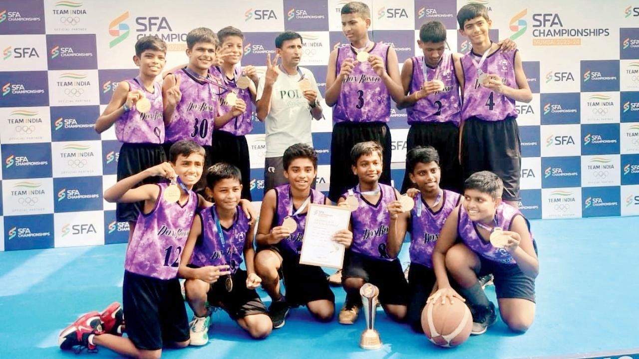 સાંતાક્રુઝની કાલિના યુનિવર્સિટીમાં સોમવારે આયોજિત અન્ડર-14 બાસ્કેટબૉલ ટુર્નામેન્ટમાં ગોલ્ડ મેડલ જીતનાર માટુંગાની ડૉન બોસ્કો હાઈ સ્કૂલની ટીમ. ફાઇનલમાં એણે ડૉન બોસ્કો ઇન્ટરનૅશનલ સ્કૂલ, માટુંગાને ૪૩-૧૫થી હરાવી હતી.