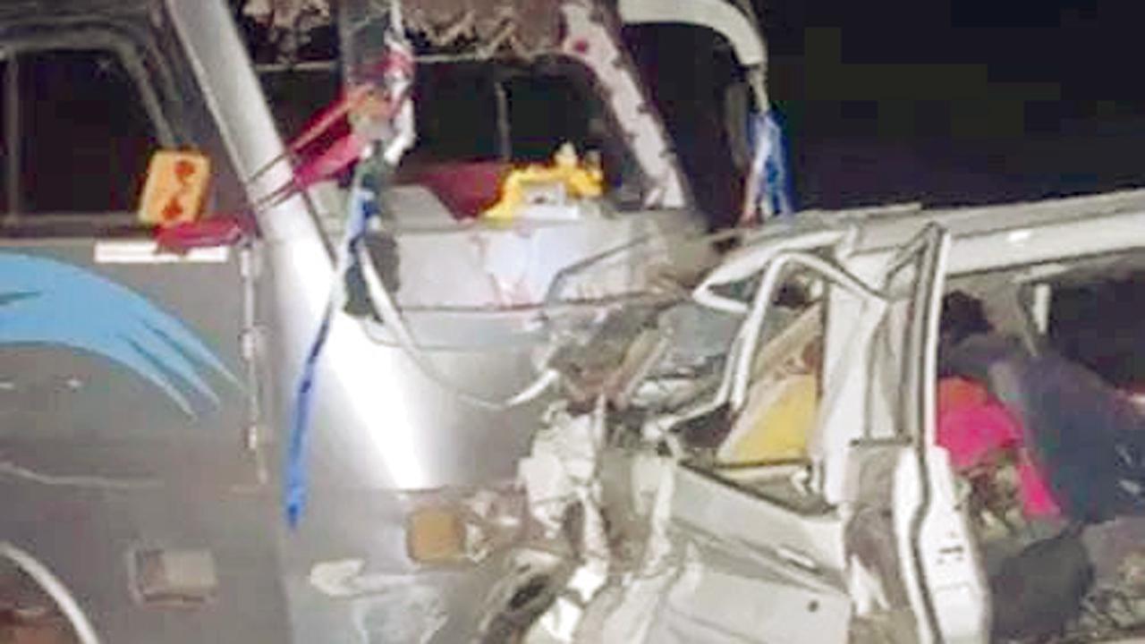 મુંબઈ-અમદાવાદ હાઇવે પર થયેલા અકસ્માતમાં કારનો કચ્ચરઘાણ નીકળી ગયો.