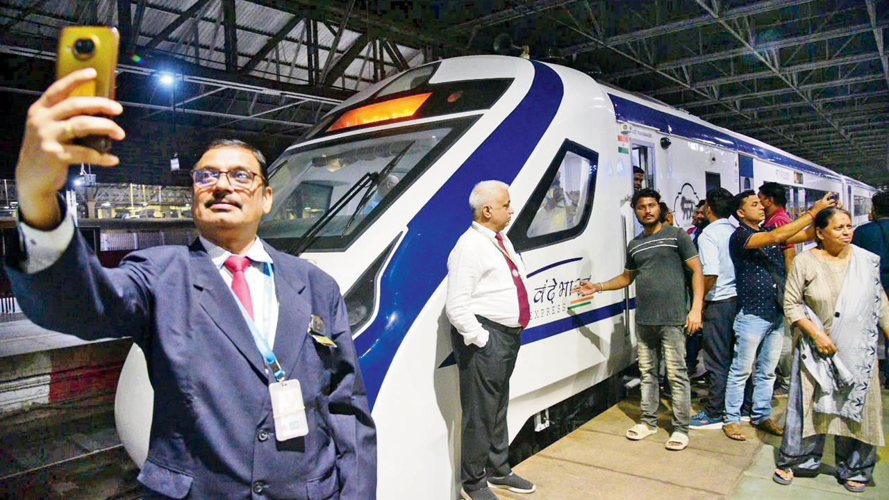 વેસ્ટર્ન ઘાટમાંથી પસાર થઈને ચેન્નઈની આઇસીએફ ફેક્ટરીમાંથી વંદે ભારત એક્સપ્રેસ ગઈ કાલે મુંબઈ સીએસએમટી સ્ટેશને આવી પહોંચી હતી. તસવીર: પ્રદીપ ધિવાર
