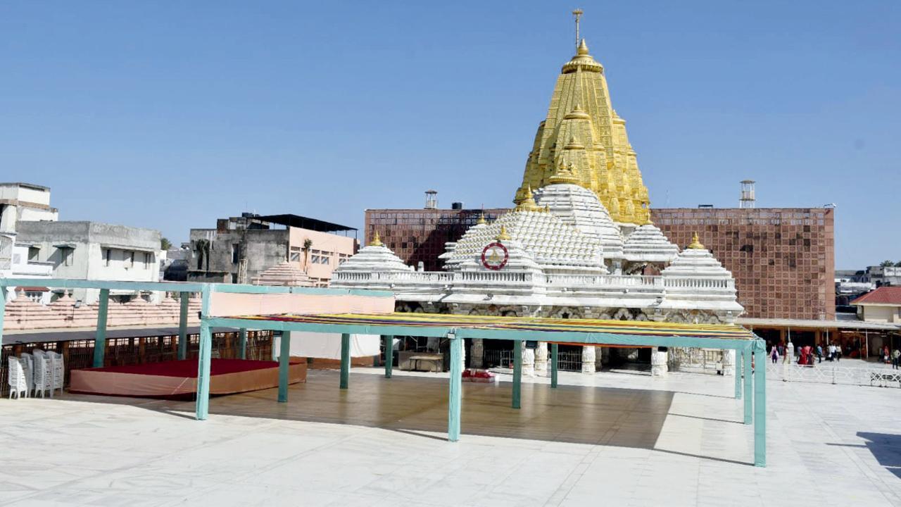 અંબાજીમાં આવેલું અંબાજી માતાજીનું મંદિર.