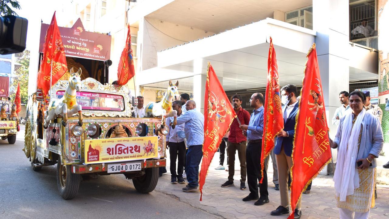 ૫૧ શક્તિપીઠ પરિક્રમા મહોત્સવમાં માઈભક્તોને આમંત્રણ પાઠવવા માટે બનાસકાંઠાના જિલ્લા કલેક્ટર આનંદ પટેલ સહિતના અગ્રણીઓએ શક્તિરથોનું પ્રસ્થાન કરાવ્યું હતું.