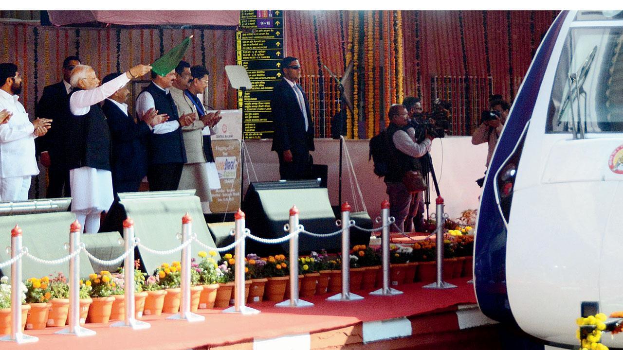  વડા પ્રધાન નરેન્દ્ર મોદીએ ગઈ કાલે મુંબઈની મુલાકાત દરમ્યાન સૌથી પહેલાં સીએસએમટી રેલવે સ્ટેશન પહોંચીને મુંબઈ-સોલાપુર અને મુંબઈ-સાંઈનગર શિર્ડીની બે વન્દે ભારત એક્સપ્રેસ ટ્રેનને લીલી ઝંડી દેખાડી 