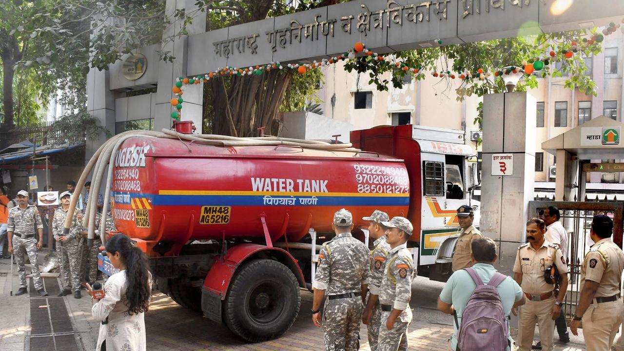 બાંદરાની મ્હાડાની મુખ્ય ઑફિસમાં પ્રવેશી રહેલું પાણીનું ટૅન્કર. તસવીર: આશિષ રાજે