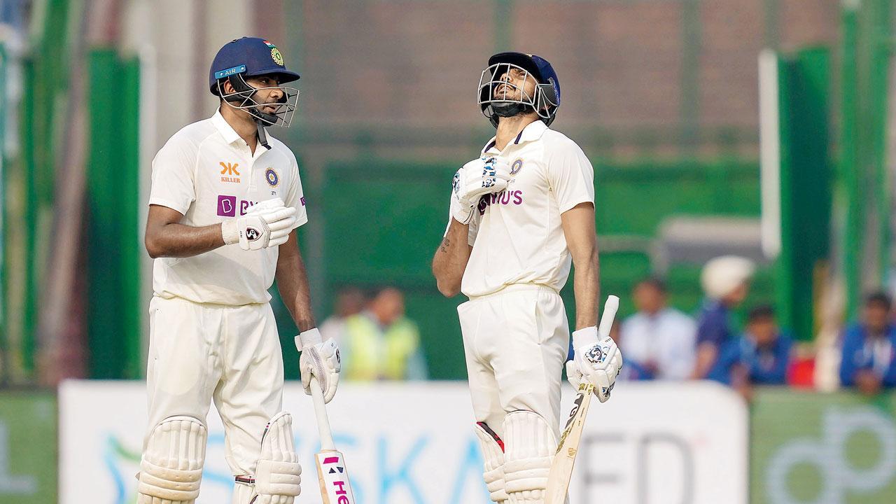 રવિચન્દ્ર અશ્વિન સાથે હાફ-સેન્ચુરીની ઉજવણી કરતો અક્ષર પટેલ