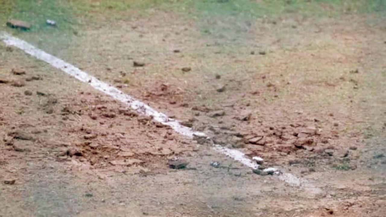 બૅન્ગલોરમાં ટેસ્ટ માટેની તૈયારી કરી રહેલી ઑસ્ટ્રેલિયાની ટીમે પ્રૅક્ટિસ પિચમાં આ પ્રમાણે ખાડા પાડીને તૈયારી કરી હતી, જેથી સ્પિન ફ્રેન્ડ્લી પિચમાં સામનો સારી રીતે કરી શકાય. આવા ફોટો જોઈને ઑસ્ટ્રેલિયાના પ્રશંસકો તેમની ટીમની તૈયારીઓ પર ખુશ થઈ ગયા હતા.