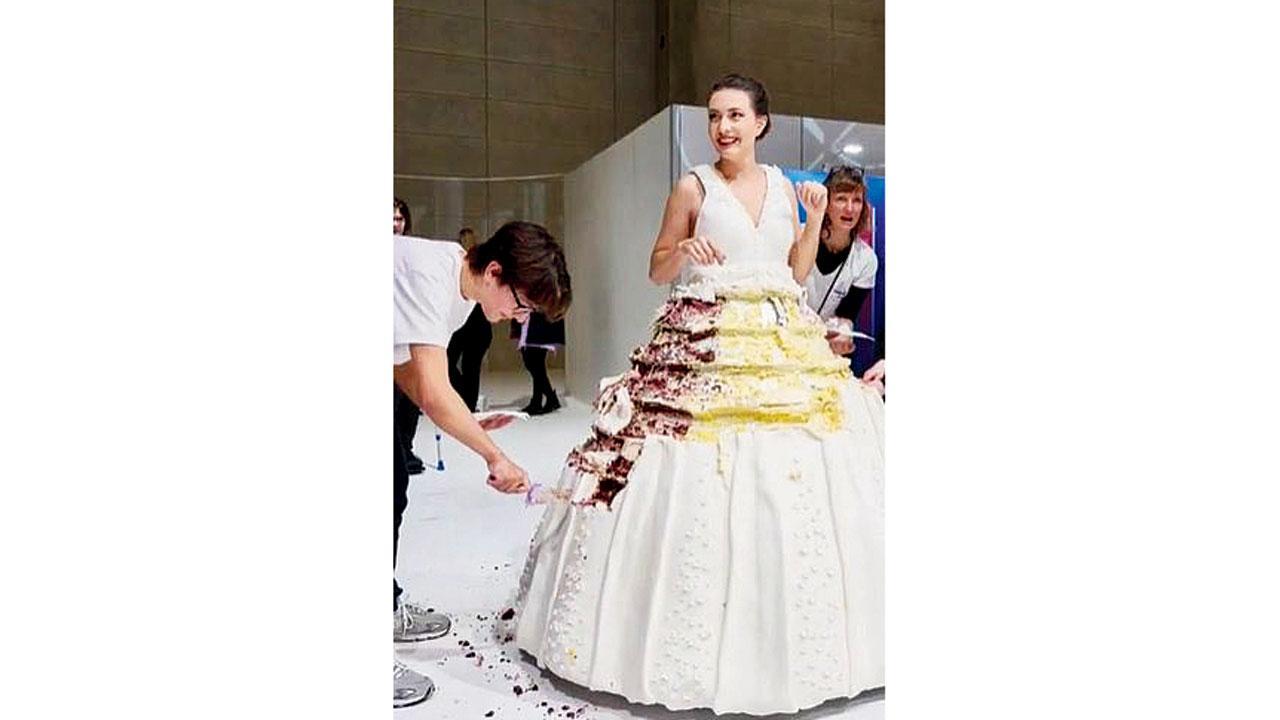 આ ડ્રેસ કેકનો બનેલો છે