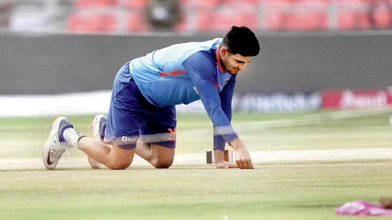 અમદાવાદમાં ગઈ કાલે ઓપનર શુભમન ગિલે પિચનું ખૂબ બારીકાઈથી નિરીક્ષણ કર્યું હતું. તે પહેલી બન્ને ટી૨૦માં સારું નહોતો રમ્યો. તસવીર પી.ટી.આઇ.