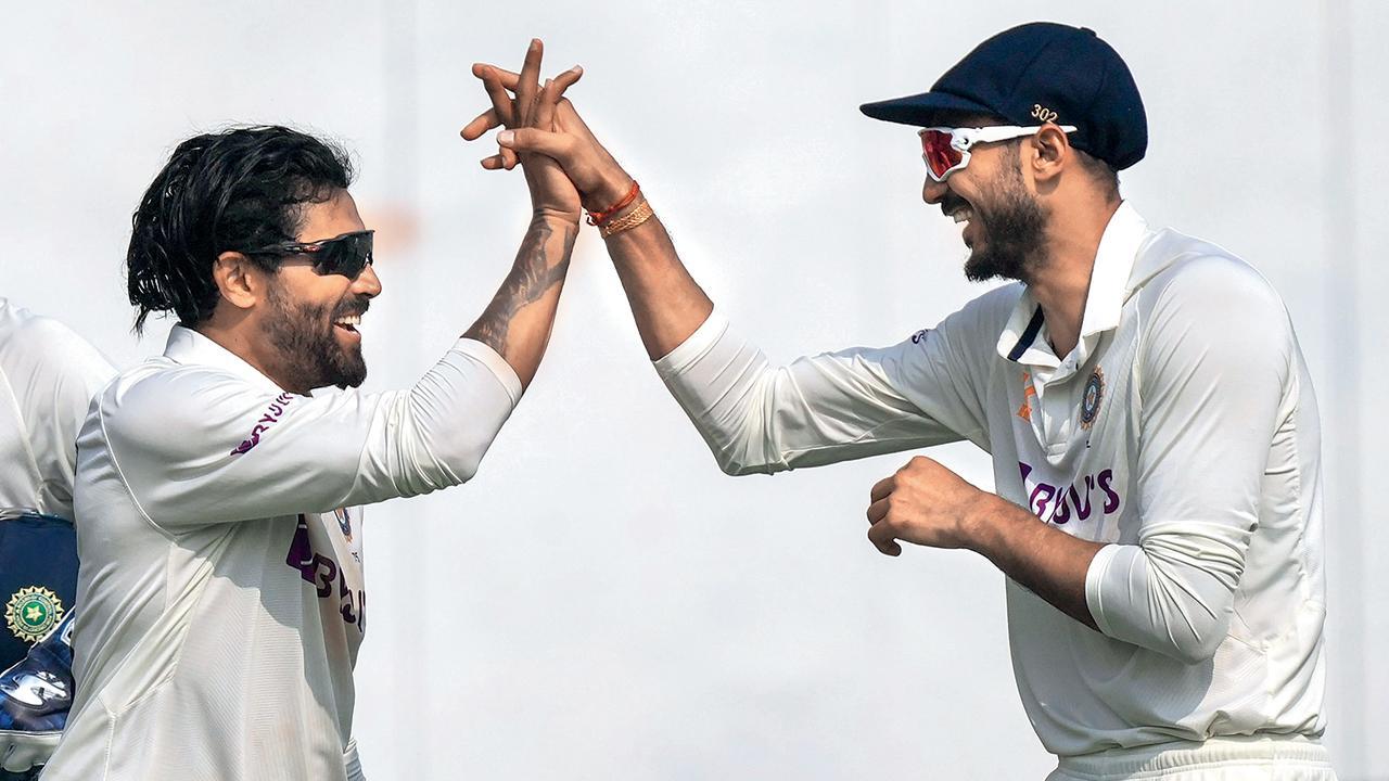 ગુજરાતીઓનો દિલ્હીમાં દબદબો (ડાબેથી) રવીન્દ્ર જાડેજા, પહેલા દાવમાં ૭૪ રન બનાવનાર અક્ષર